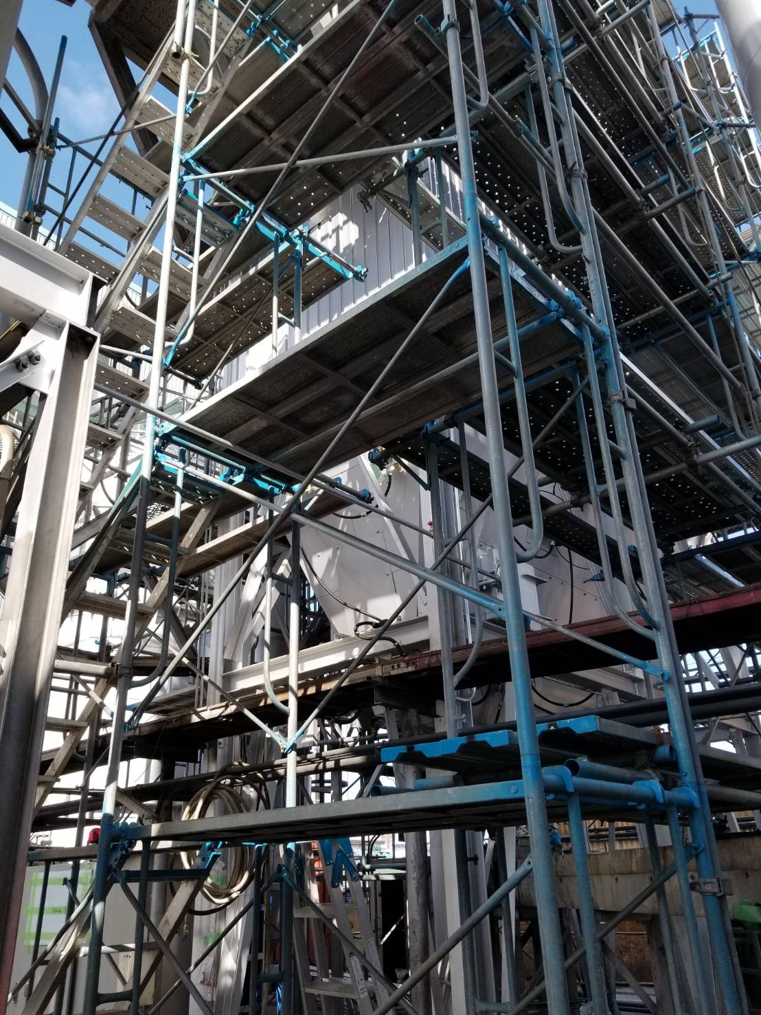 とび・土木工事業の施工例 - 堅牢な足場設置